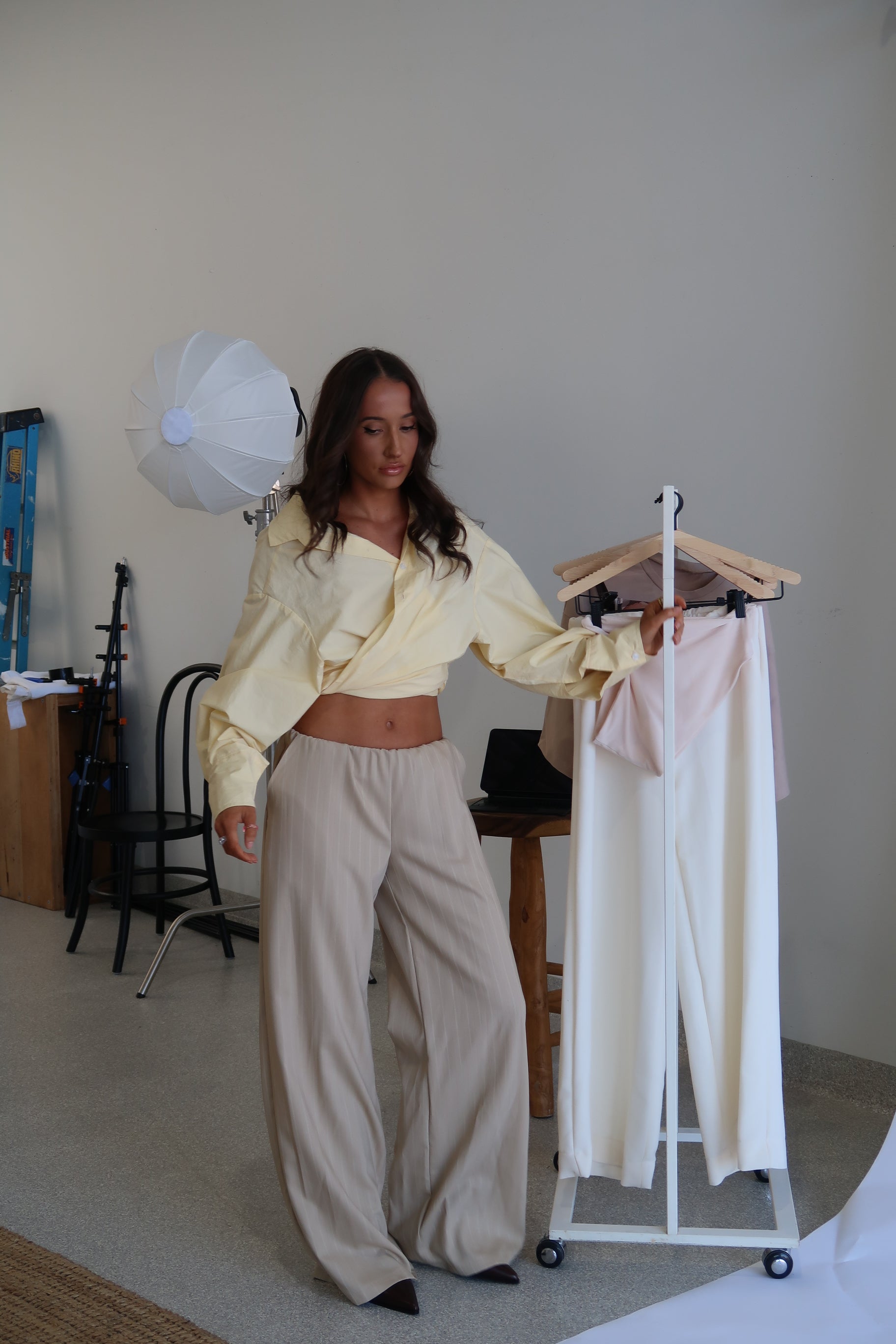 RELAXED GATHERED PANTS - BEIGE STRIPE