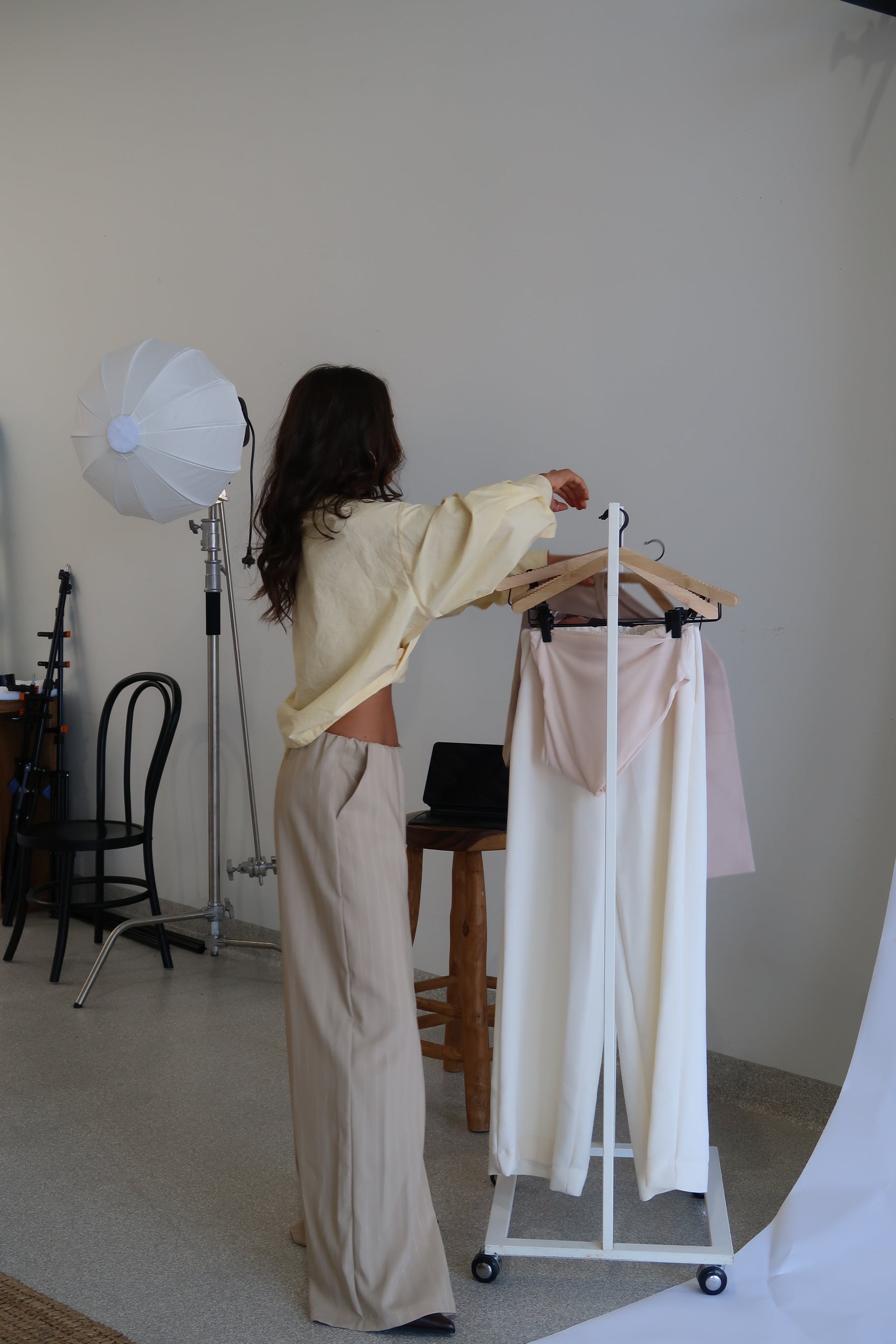 RELAXED GATHERED PANTS - BEIGE STRIPE